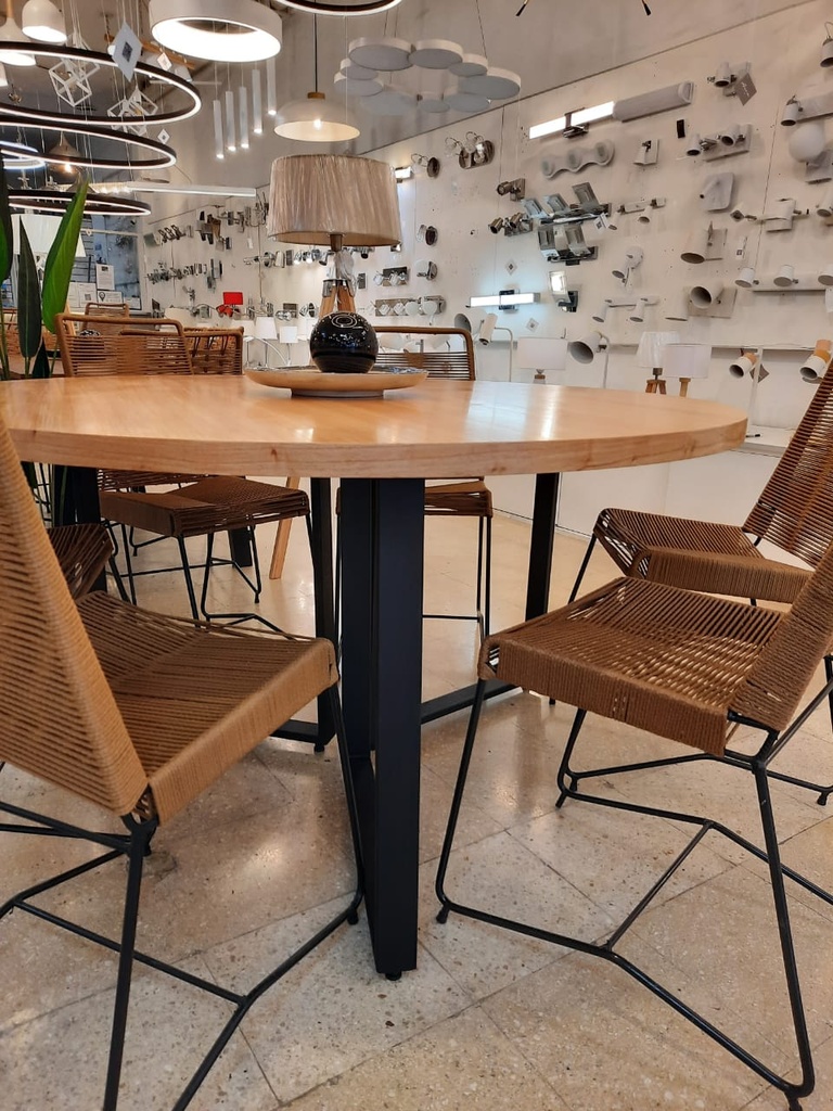 Mesa comedor 1.5m base Hierro negro Luz Cálida